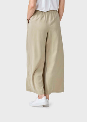 Hose Kaja - sand - a simple story