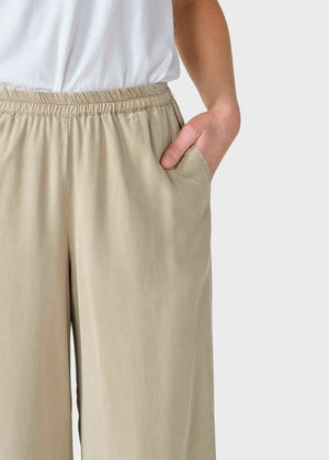 Hose Kaja - sand - a simple story