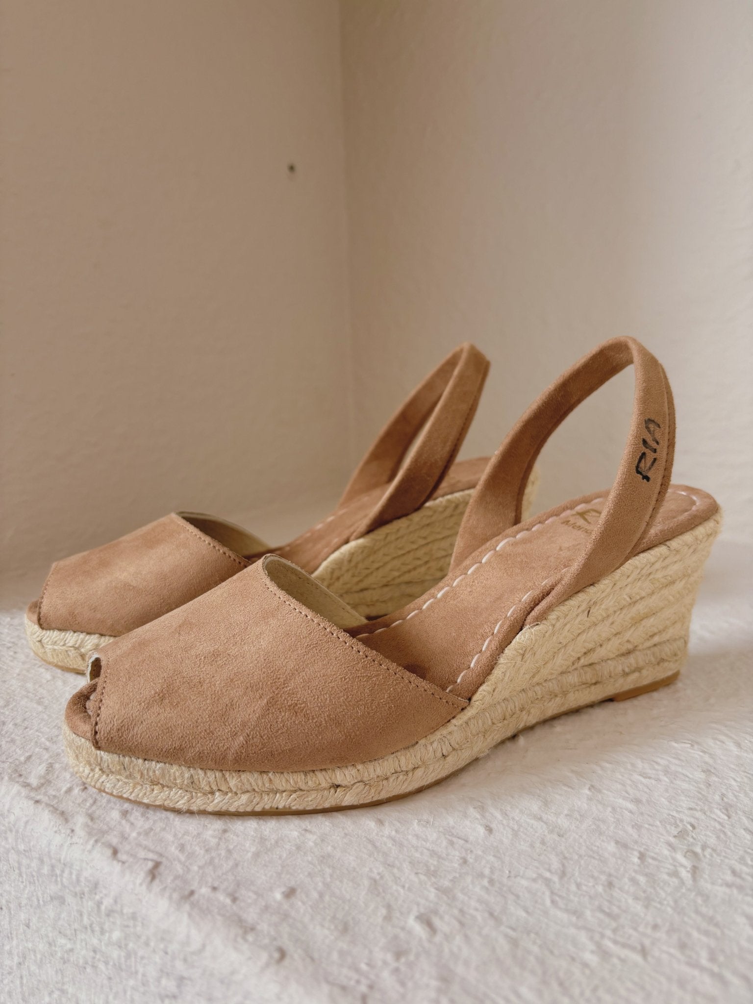 Sandale mit Keilabsatz - braun - a simple story