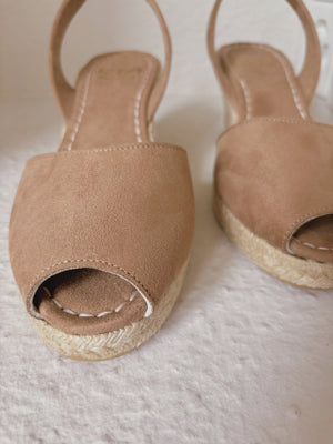 Sandale mit Keilabsatz - braun - a simple story