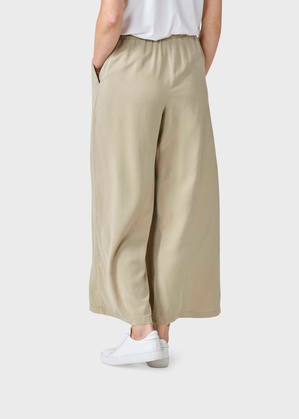 Hose Kaja - sand - a simple story