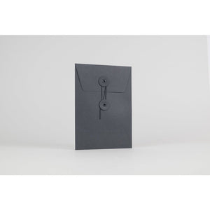 Schwarzer Umschlag mit Knopf - a simple story